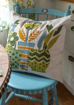 Bestickte Kissenhülle „Flower pots“ aus Bio-Baumwolle