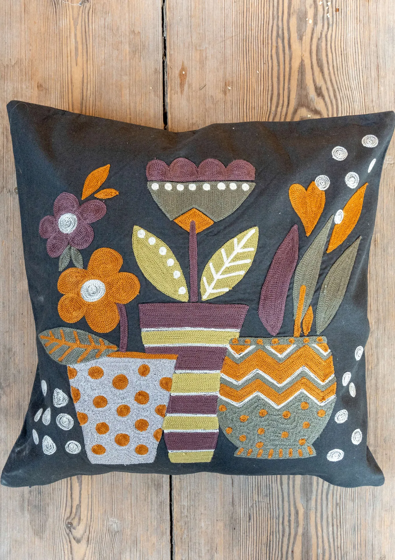 Bestickte Kissenhülle „Flower pots“ aus Bio-Baumwolle